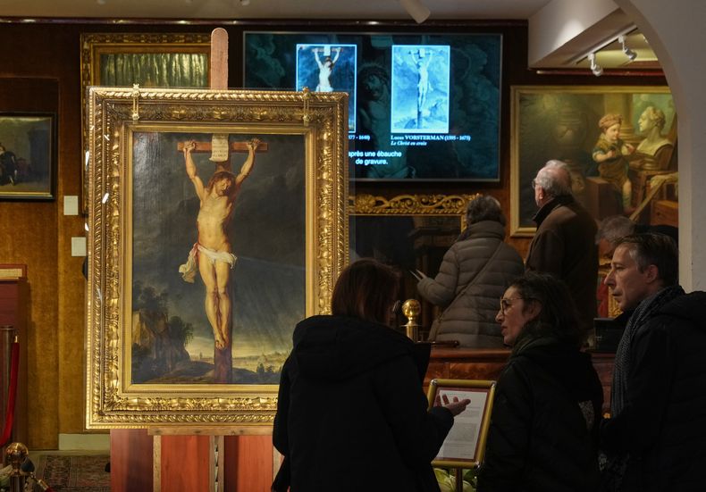 La pintura del maestro barroco Peter Paul Rubens La Crucifixión de Jesucristo, que permaneció oculta durante más de cuatro siglos, en la casa de subastas Osenat, el 30 de noviembre de 2025, en Versalles, Francia. (AP Foto/Michel Euler)