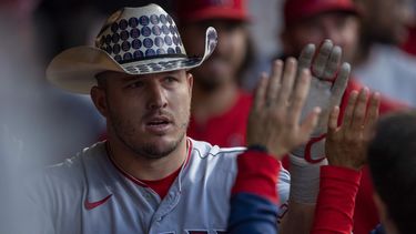 Trout pega jonrón por 7mo juego seguido; Angelinos ganan
