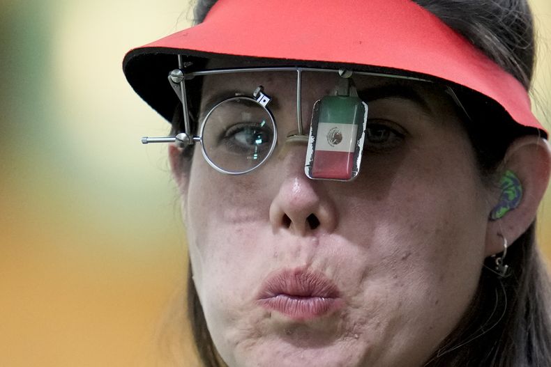 La mexicana Alejandra Zavala compite en la final de la pistola de aire 10 metros en el tiro de los Juegos Panamericanos en Santiago, Chile, el jueves 26 de octubre de 2023. (AP Foto/Matías Delacroix)