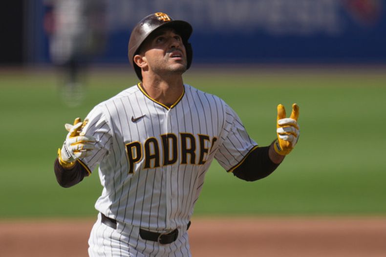 Ramón Laureano, de los Padres de San Diego, celebra después de batear un jonrón de dos carreras durante la octava entrada del juego de béisbol de Grandes Ligas contra los Gigantes de San Francisco el miércoles 1 de abril de 2026, en San Diego. (AP Foto/Gregory Bull)