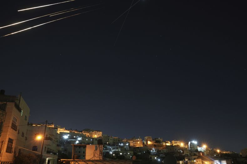 Misiles iluminan el cielo de Jerusalén el domingo 15 de junio de 2025 durante un ataque iraní. (AP Foto/Mahmoud Illean)