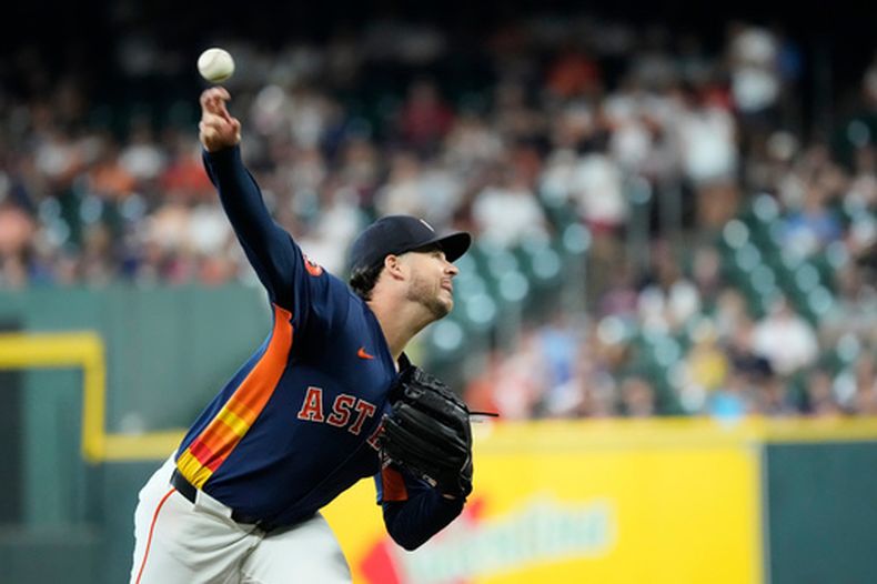 El lanzador abridor de los Astros de Houston, Peter Lambert, lanza contra los Rays de Tampa Bay durante la primera entrada de un partido de béisbol, el domingo 5 de julio de 2026, en Houston. (Foto AP/David J. Phillip)