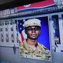 ARCHIVO - Una televisora muestra una imagen de archivo del soldado estadounidense Travis King durante un programa noticioso visto en la estación de tren de Seúl, Corea del Sur, el 16 de agosto de 2023. (AP Foto/Ahn Young-joon, Archivo)
