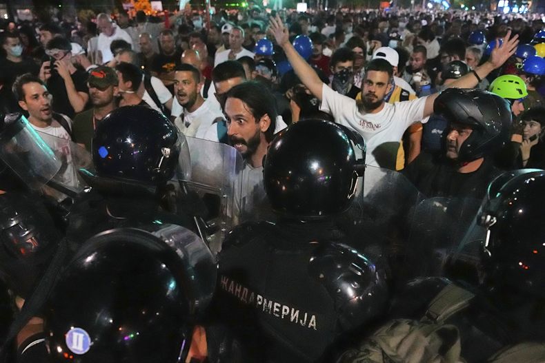 Policía antimotines bloquea el paso a manifestantes contrarios al gobierno tras una marcha para pedir elecciones anticipadas tras casi ocho meses de frecuentes protestas contra la corrupción que han remecido al gobierno populista del presidente Aleksandar Vucic, en Belgrado, Serbia, el sábado 28 de junio de 2025. (AP Foto/Darko Vojinovic)
