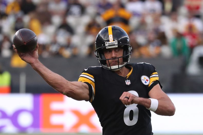 El quarterback de los Steelers de Pittsburgh Aaron Rodgers lanza el balón ante los Vikings de Minnesota en Croke Park en Dublín, Irlanda el domingo 28 de septiembre del 2025. (AP Foto/Peter Morrison)