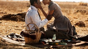americateve | El actor Idris Elba, como  Nelson Mandela, izquierda, y Naomie Harris como Winnie Mandela en una escena de "Mandela: Long walk to Freedom&rdquo; en una imagen proporcionada por The Weinstein Company. La pel&iacute;cula tendr&aacute; una funci&oacute;