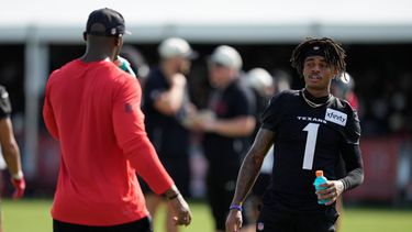 El wide receiver Tank Dell (1), de los Texans de Houston, saluda al head coach DeMeco Ryans durante una práctica del equipo de la NFL en el campamento de entrenamiento, el viernes 7 de agosto de 2026, en Houston. (AP Foto/Ashley Landis)