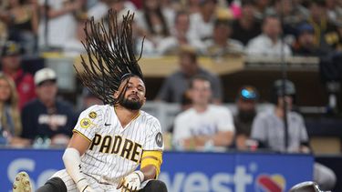 El dominicano Fernando Tatis, de los Padres de San Diego, cae durante un turno al bate el martes 28 de julio de 2026 en el juego ante los Rockies de Colorado (AP Foto/Gregory Bull)