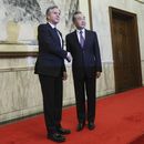 El secretario de Estado estadounidense Antony Blinken saluda al máximo diplomático chino Wang Yi en Beijing, China, el lunes 19 de junio de 2023. (Leah Millis/Pool Photo via AP)