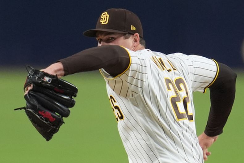 Mason Miller, lanzador de los Padres de San Diego, trabaja ante un bateador de los Marineros de Seattle durante la novena entrada de un juego de béisbol el martes 14 de abril de 2026, en San Diego. (Foto AP/Gregory Bull)