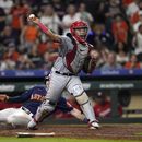 El receptor Keibert Ruiz, de los Nacionales de Washington, lanza a primera después de forzar un out en el plato al jardinero derecho Kyle Tucker, durante la novena entrada del juego de béisbol el miércoles 14 de junio de 2023, en Houston. A Ruiz le marcaron error en el tiro, que permitió que el primera base de los Astros José Abreu anotara la carrera de la victoria. Los Astros ganaron 5-4. (AP Foto/David J. Phillip)