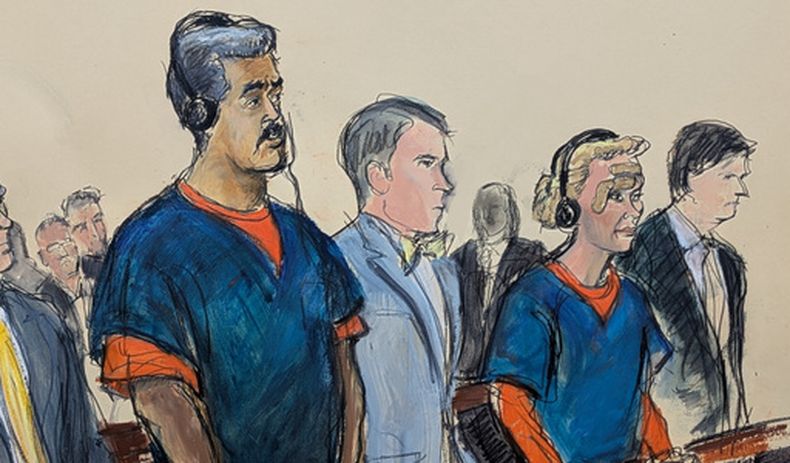 El presidente venezolano Nicolás Maduro, a la izquierda, y su esposa, Cilia Flores, segunda de la derecha, comparecen ante el tribunal federal de Manhattan con sus abogados defensores Mark Donnelly, segundo de la izquierda, y Andrés Sánchez, el lunes 5 de enero de 2026, en Nueva York. (Elizabeth Williams vía AP)