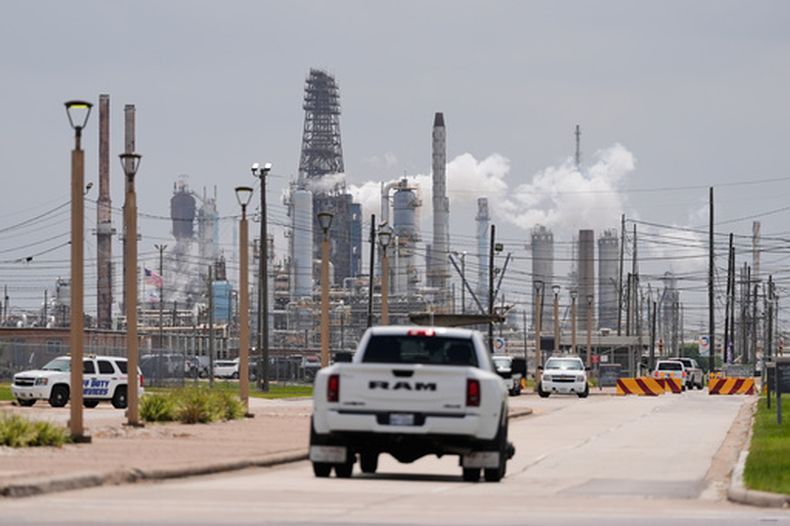 ARCHIVO- Un camión entra en la planta Baytown Olefins de Exxon Mobil, el miércoles 29 de abril de 2026, en Baytown, Texas. (AP Foto/Ashley Landis, Archivo)