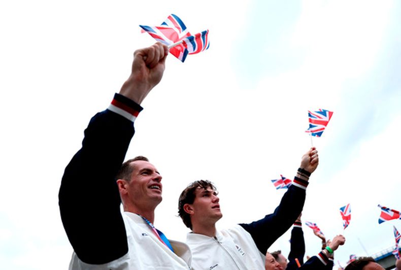 ARCHIVO - Foto del 26 de julio del 2024, los británicos Andy Murray y Jack Draper ondean banderas de su país en el Río Sena durante la ceremonia de apertura de los Juegos Olímpicos de París. (Naomi Baker/Pool Photo via AP)