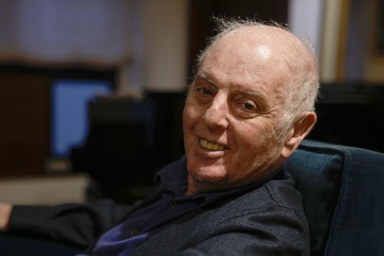 ARCHIVO - El pianista y director de orquesta argentino Daniel Barenboim posa durante una entrevista en el teatro La Scala de Milán, Italia, el 14 de febrero de 2023. (Foto AP/Luca Bruno, archivo)