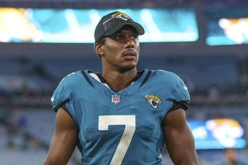 ARCHIVO - El wide receiver Zay Jones, de los Jaguars de Jacksonville, abandona el terreno de juego después de un partido de pretemporada de la NFL en contra de los Dolphins de Miami, el 26 de agosto de 2023, en Jacksonville, Florida. Jones fue arrestado el lunes por un delito menor de agresión doméstica el lunes 13 de noviembre de 2023. (AP Foto/Gary McCullough, Archivo)