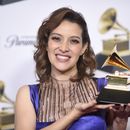 Gaby Moreno posa en la sala de prensa con el premio a mejor álbum de pop latino por X Mi (Vol. 1) en la 66a entrega anual de los Grammy el domingo 4 de febrero de 2024, en Los Ángeles. (Foto Richard Shotwell/Invision/AP)