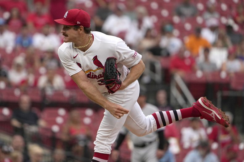 El abridor de los Cardenales de San Luis Miles Mikolas lanza en la primera entrada del juego ante los Marlins de Miami el lunes 17 de julio del 2023. (AP Foto/Jeff Roberson)