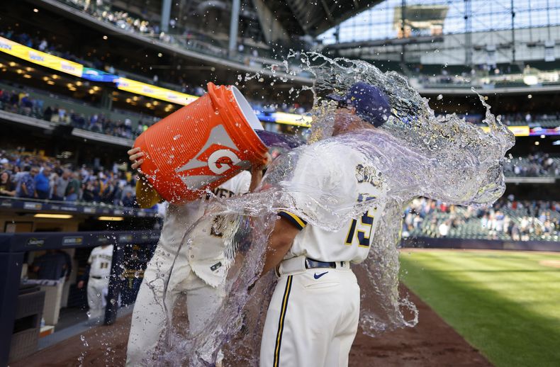 Willy Adames de los Cerveceros de Milwaukee baña a Tyrone Taylor tras la victoria ante los Marlins de Miami, el jueves 14 de septiembre de 2023, en Milwaukee. (AP Foto/Jeffrey Phelps)