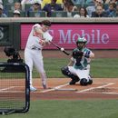 Adley Rutschman, de los Orioles de Baltimore, batea en la primera ronda del Derby de Jonrones del Juego de Estrellas, en Seattle, el lunes 10 de julio de 2023. (AP Foto/John Froschauer)
