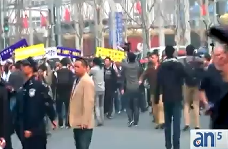 Los familiares de los desaparecidos en el vuelo MH370 comienzan a inquietarse y reclaman pruebas a la aerolínea y al gobierno malasio.