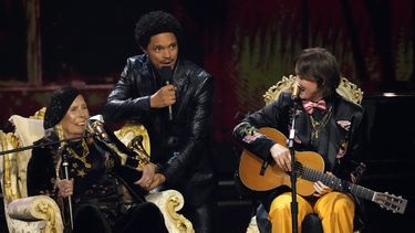 Joni Mitchell, de izquierda a derecha, el anfitrión Trevor Noah, y Brandi Carlile en la 66a entrega anual de los Premios Grammy el domingo 4 de febrero de 2024 en Los Ángeles. (Foto AP/Chris Pizzello)