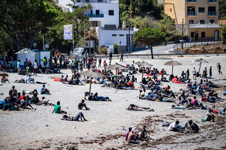 Migrantes que irrumpieron España desde Marruecos se reúnen en una playa del enclave español de Ceuta, el domingo 2 de agosto de 2026. (Foto AP/Antonio Sempere)