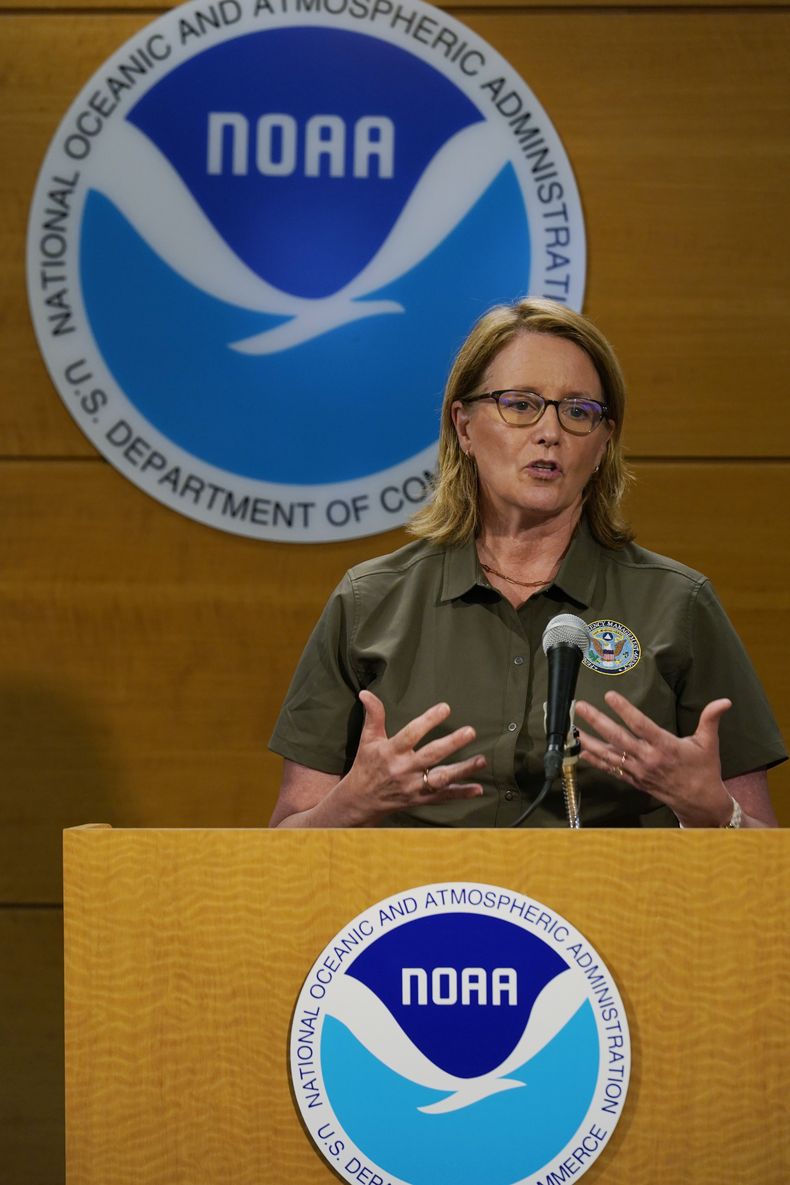 La directora de la Agencia Federal para el Manejo de Emergencias de Estados Unidos (FEMA por sus siglas en inglés), Deanne Criswell, conversa con la prensa en Miami, el miércoles 31 de mayo de 2023. (AP Foto/Marta Lavandier)