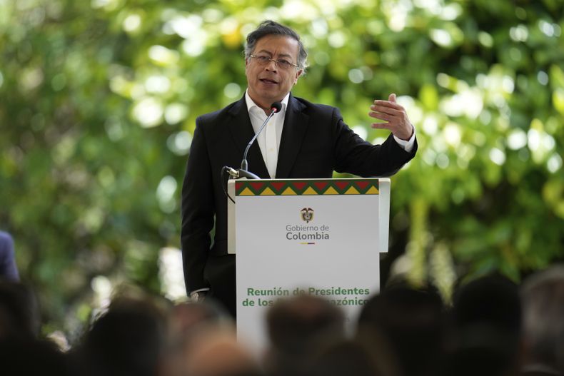 ARCHIVO - El presidente colombiano Gustavo Petro habla durante una reunión con líderes de la organización del tratado de cooperación de la Amazonía en Bogotá, Colombia, el 22 de agosto de 2025. (AP Foto/Fernando Vergara, Archivo)