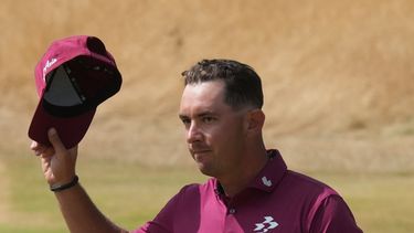 El australiano Lucas Herbert reacciona y agradece a los fanáticos después de completar la segunda ronda en el hoyo 18 durante el segundo día del Abierto Británico de Golf en el club de golf Royal Birkdale, el viernes 17 de julio de 2026, en Southport, Inglaterra. (AP Foto/Jon Super)