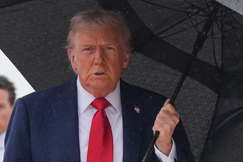 El presidente de Estados Unidos, Donald Trump, se acerca a hablar con periodistas antes de subir al Air Force One, el domingo 12 de octubre de 2025, en la base Andrews de Maryland, antes de viajar a Oriente Medio. (AP Foto/Evan Vucci)