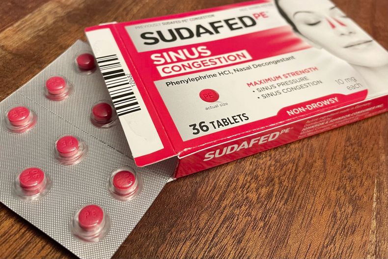 Medicamento contra el resfriado, en una mesa en Filadelfia, el 9 de diciembre de 2024. (AP Foto/Jonathan Poet)