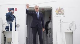El primer ministro de Canadá, Mark Carney, sube a un avión del gobierno en Ottawa, Ontario, el lunes 5 de mayo de 2025, antes de viajar a Washington para una reunión con el presidente de Estados Unidos, Donald Trump. (Adrian Wyld/The Canadian Press via AP)