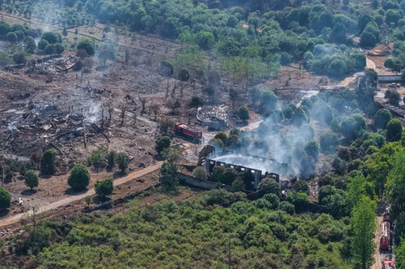 Esta imagen aérea tomada con un dron el 5 de mayo de 2026, distribuida por la agencia de noticias Xinhua, muestra a los rescatistas trabajando en el escenario de una explosión en una fábrica de pirotecnia en Guandu, Liuyang, en la provincia de Hunan, en el centro de China. (Chen Sihan/Xinhua via AP)