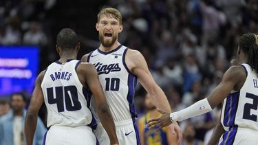 Domantas Sabonis, de los Kings de Sacramento, festeja con Harrison Barnes durante el partido del minitorneo de repesca frente a los Warriors de Golden State, el martes 16 de abril de 2024 (AP Foto/Godofredo A. Vásquez)