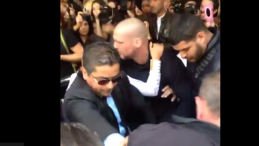 americateve | Kim Kardashian fue atacada cuando intentaba ingresar al show de Balmain en la Semana de la Moda de París. Un video del incidente muestra a la esposa de Kanyé West saliendo de un auto hacia una multitud de personas cuando, de pronto, un hombre cae a sus pi