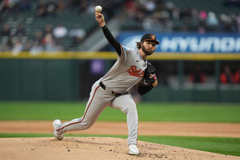 El abridor de los Orioles de Baltimore Brandon Young lanza en la primera entrada ante los Medias Blancas de Chicago el lunes 6 de abril del 2026. (AP Foto/Erin Hooley)
