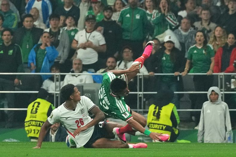 Jarrell Quansah, de Inglaterra, comete una falta sobre Jesús Gallardo, de México, en el encuentro de octavos de final de la Copa del Mundo, disputado el domingo 5 de julio de 2026 (AP Foto/Silvia Izquierdo)