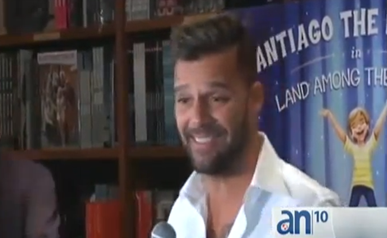 Cientos de aficionados hicieron cola fuera de Books & Books en Coral Gables el viernes.