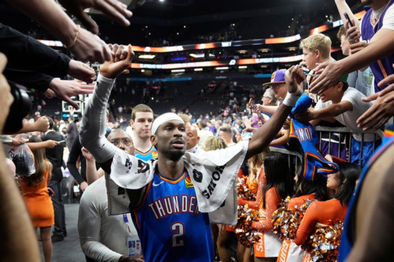 El base del Thunder de Oklahoma City Shai Gilgeous-Alexander celebra con los aficionados la victoria en el juego 4 de la primera ronda de los playoffs de la NBA ante los Suns de Phoenix el lunes 27 de abril del 2026. (AP Foto/Ross D. Franklin)
