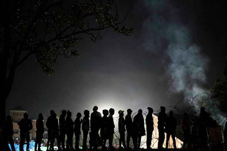 Migrantes hacen cola para su deportación a Malawi en un centro temporal, en Durban, Sudáfrica, el jueves 18 de junio de 2026. (Foto AP/Themba Hadebe)