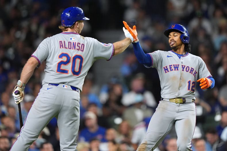 El boricua Francisco Lindor, de los Mets de Nueva York, festeja con su compañero Pete Alonso, luego de batear un jonrón solitario ante los Cachorros de Chicago, el jueves 25 de septiembre de 2025 (AP Foto/Nam Y. Huh)
