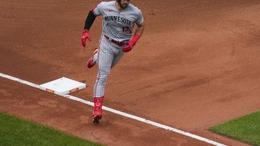 Joey Gallo de los Mellizos de Minnesota recorre las bases tras conectar un jonrón ante los Orioles de Baltimore en el cuarto inning, el sábado 1 de julio de 2023. (AP Foto/Julio Cortez)