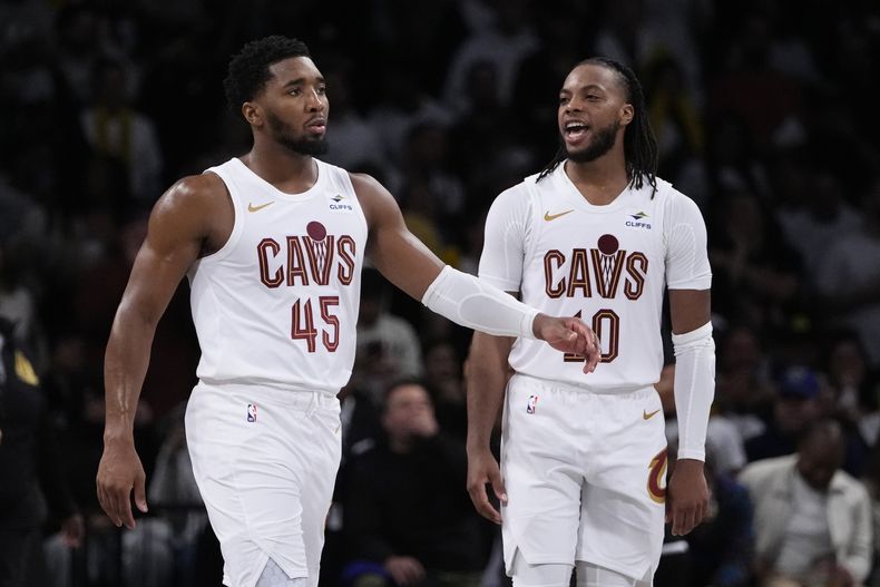 Donovan Mitchell (45) y Darius Garland festejan el triunfo de los Cavaliers de Cleveland sobre los Nets de Brooklyn, el miércoles 25 de octubre de 2023 (AP Foto/Frank Franklin II)