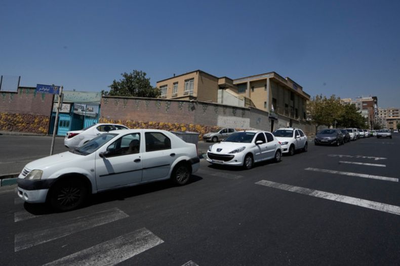 Una fila de automóviles en una gasolinera en Teherán el 25 de agosto del 2026. (AP foto/Vahid Salemi)