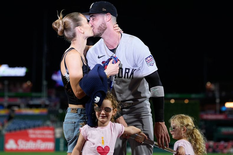 Cody Bellinger, de los Yankees de Nueva York, besa a Chase Carter Bellinger tras ganar el trofeo de Jugador Más Valioso (MVP) después del Juego de Estrellas de las Grandes Ligas de Béisbol (MLB) entre la Liga Americana y la Liga Nacional, el martes 14 de julio de 2026, en Filadelfia. (Foto AP/Matt Slocum)