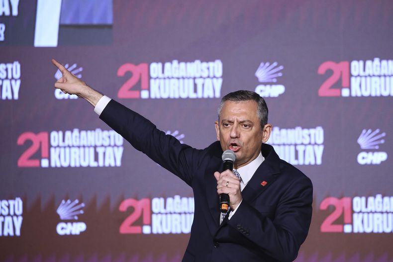 El líder del Partido Popularr Republicano (CHP) Ozgur Ozel ofrece un discurso durante una convención del partido en Ankara, el domingo 6 de abril de 2025. (AP Foto/Ali Unal)