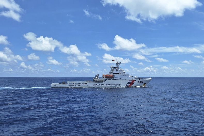 En esta foto publicada por la Agencia de Seguridad Marítima de Indonesia (BAKAMLA), un barco de la Guardia Costera de China navega en aguas de Natuna del Norte en el área en disputa del Mar del Sur de China, en Indonesia, el viernes 25 de octubre de 2024. (BAKAMLA vía AP)