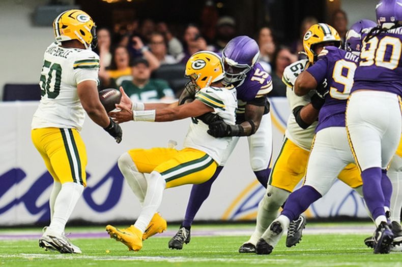 Jordan Love (10), quarterback de los Packers de Green Bay, suelta el balón después de ser golpeado por Dallas Turner (15), linebacker de los Vikings de Minnesota, durante la segunda mitad del juego de la NFL del domingo 13 de septiembre de 2026, en Minneapolis, Minnesota. (AP Foto/Abbie Parr)