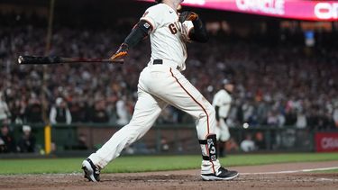 El jugador de los Gigantes de San Francisco Mike Yastrzemski mira su jonrón de tres carreras en el 10mo inning de su juego de béisbol contra los Padres de San Diego en San Francisco, el lunes 19 de junio de 2023. Los Gigantes derrotaron a los Padres 7-4 en 10 innings. (AP Foto/Jeff Chiu)